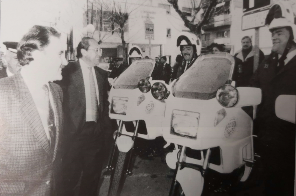 Ángel Borda (izquierda) y el entonces alcalde José Caballero (derecha) en un acto de presentación de nuevos vehículos de la Policía Local, en los años 90